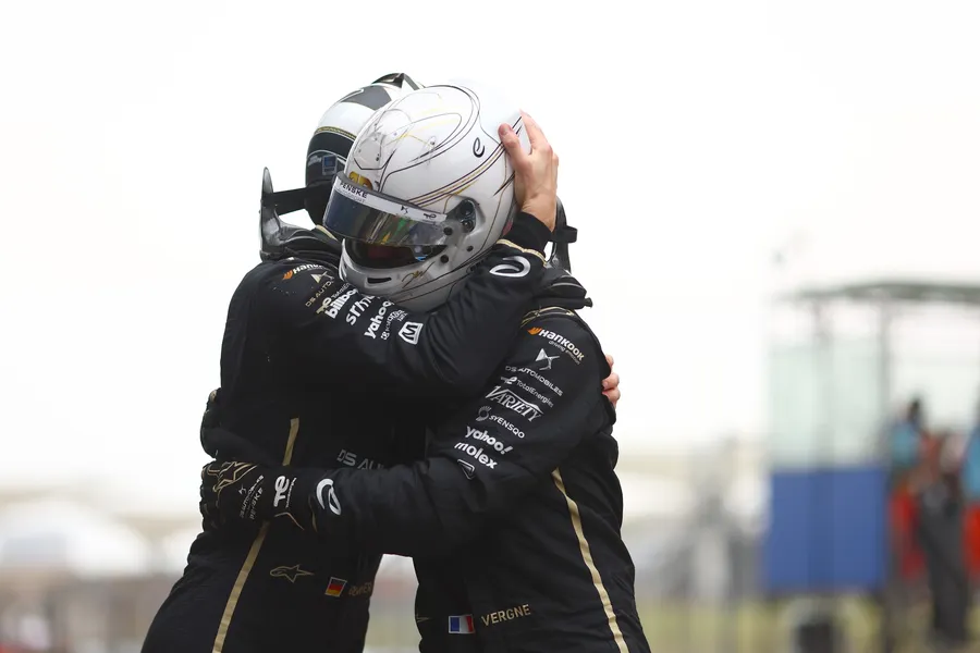 Jean-Éric Vergne e Maximilian Günther festeggino la prima doppietta di Penske in Formula E - E-Prix di Shanghai 2025