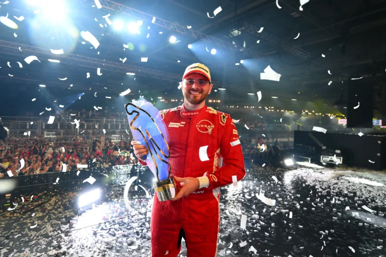 Oliver Rowland con il trofeo di campione del mondo - E-Prix di londra di Formula E 2025