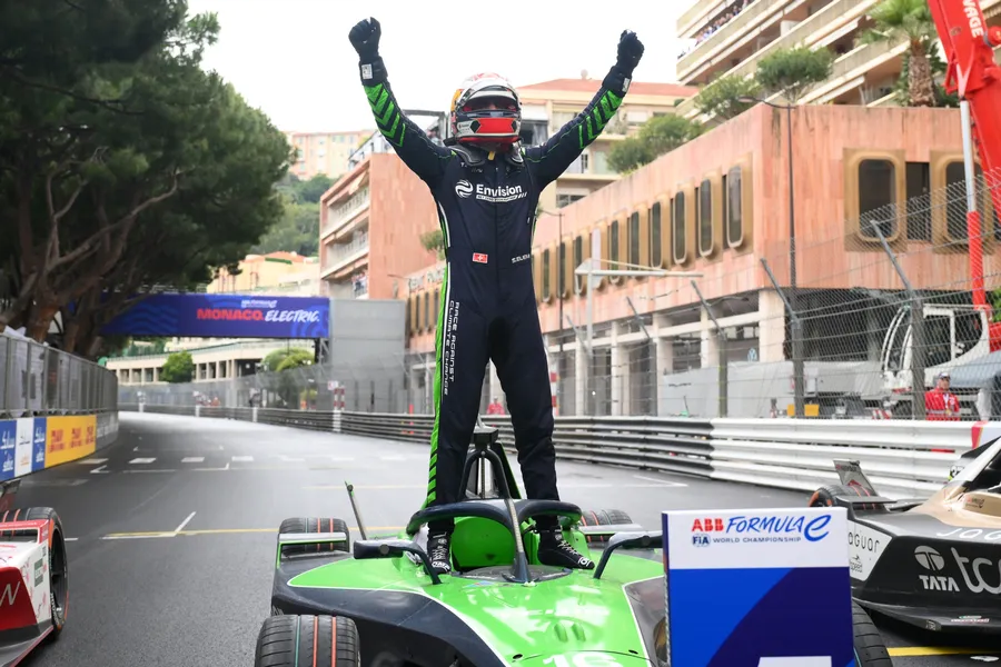 Sébastien Buemi festeggia la vittoria a Gara 2 di Monaco - Formula E 2025